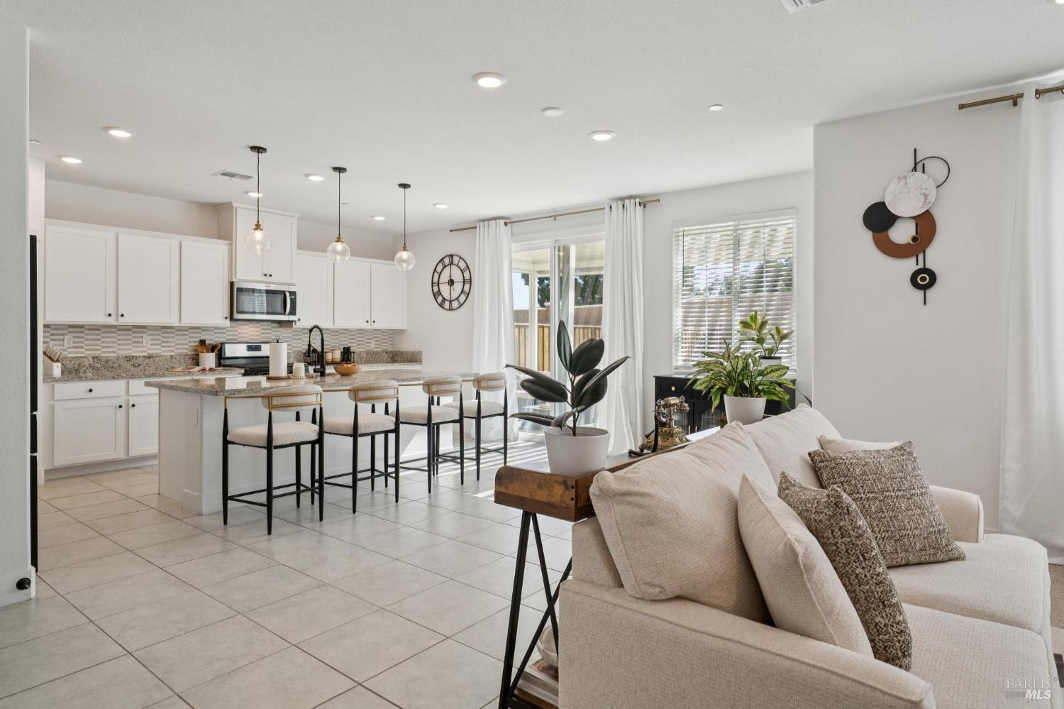 Detail Gallery Image 5 of 35 For 2915 Shaver St, Fairfield,  CA 94533 - 5 Beds | 3 Baths