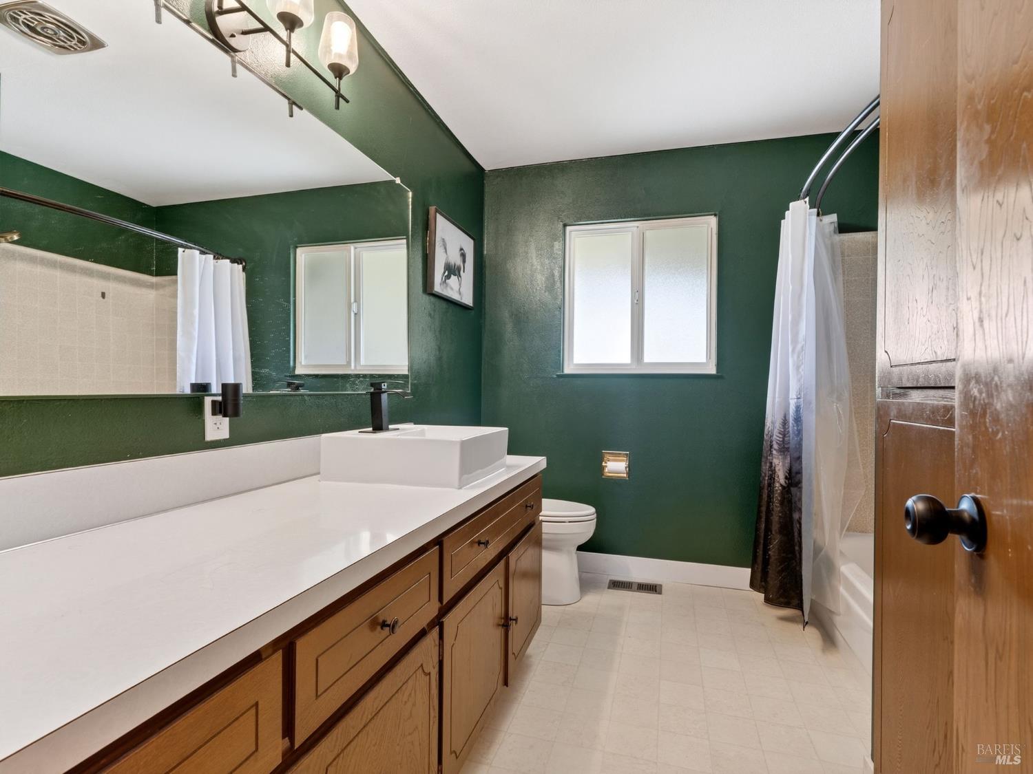 Detail Gallery Image 13 of 58 For 1790 Deerwood Dr, Ukiah,  CA 95482 - 3 Beds | 3 Baths