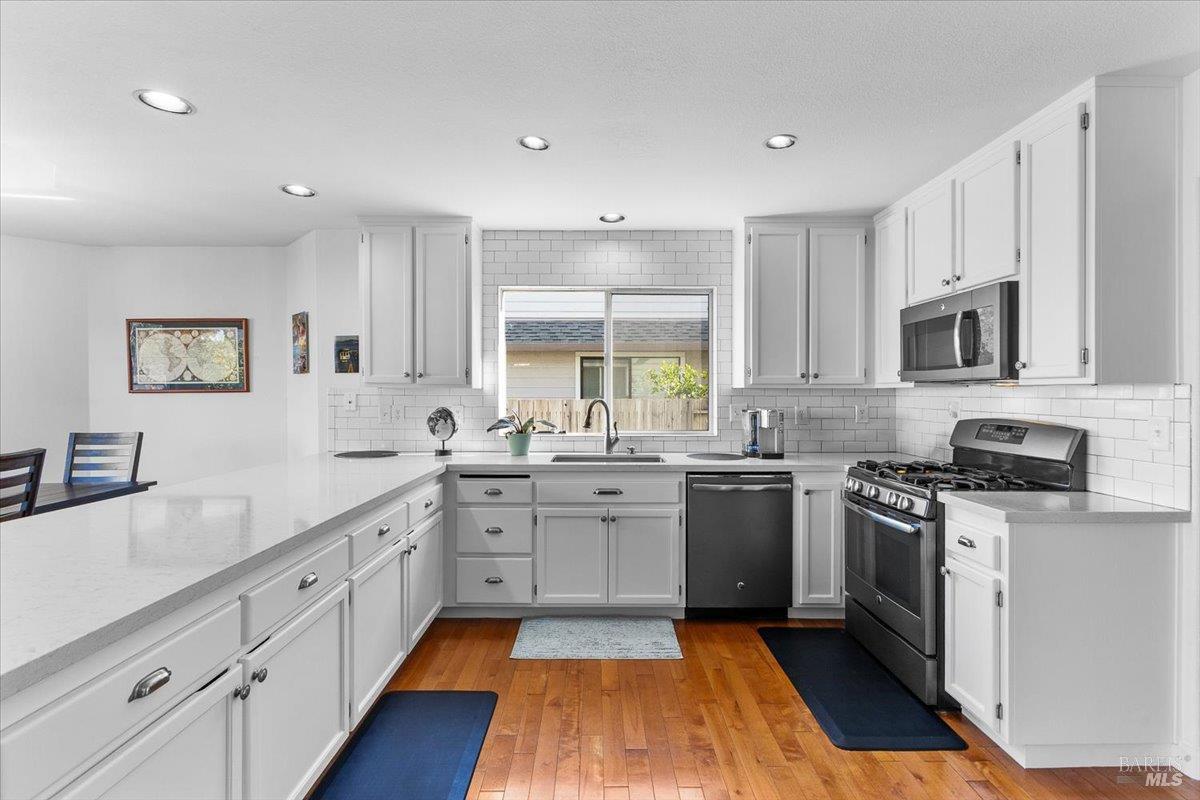 Detail Gallery Image 3 of 31 For 1705 Walnut Creek Dr, Santa Rosa,  CA 95403 - 4 Beds | 3 Baths