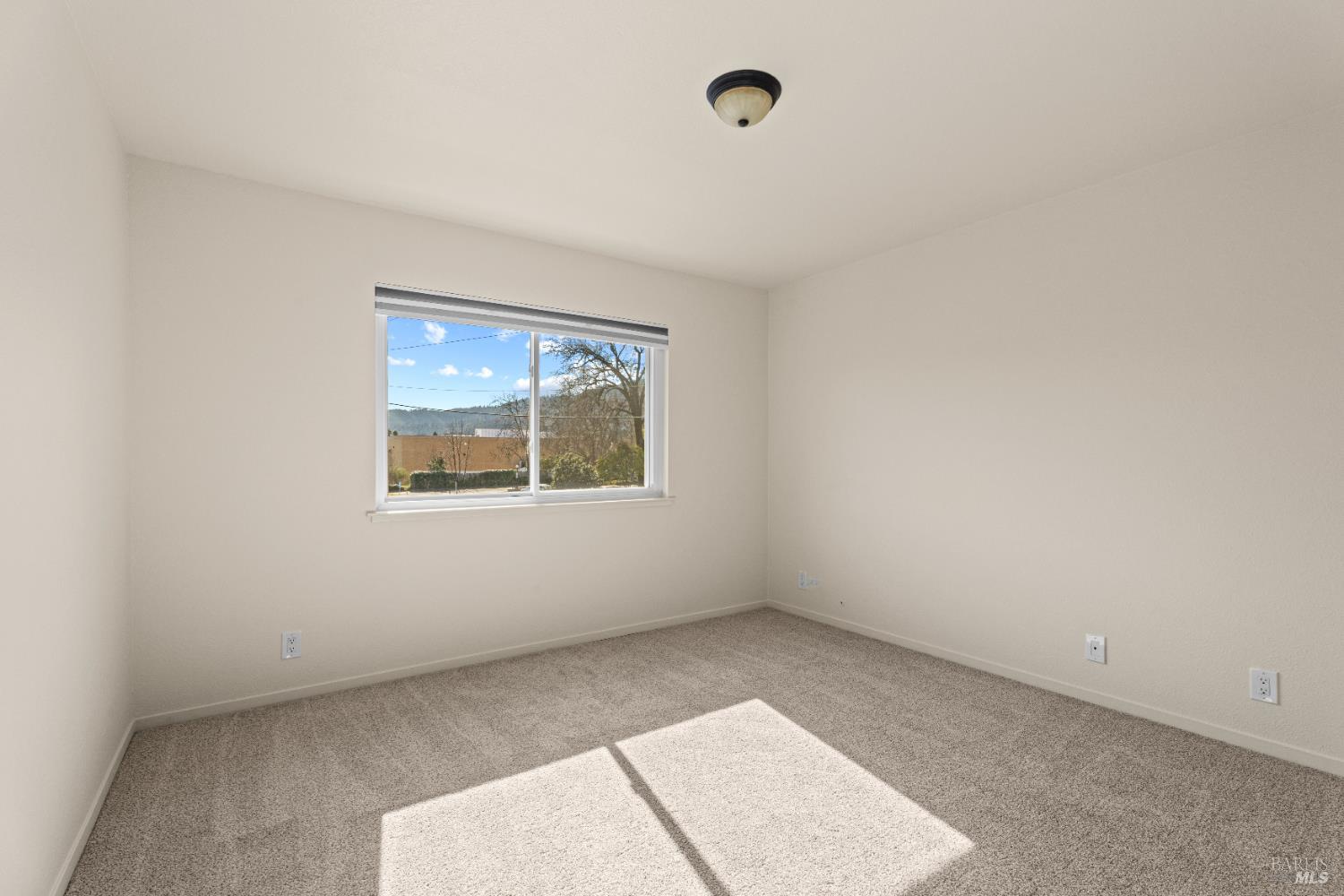 Detail Gallery Image 8 of 20 For 201 Main Cir, Ukiah,  CA 95482 - 3 Beds | 2 Baths