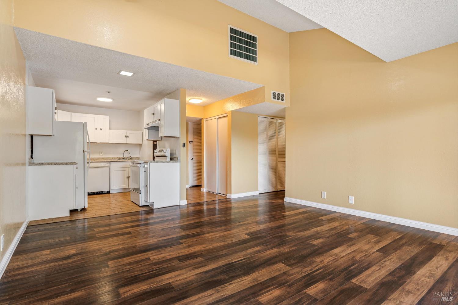 Detail Gallery Image 2 of 18 For 1370 Townview Ave #305,  Santa Rosa,  CA 95405 - 2 Beds | 1/1 Baths