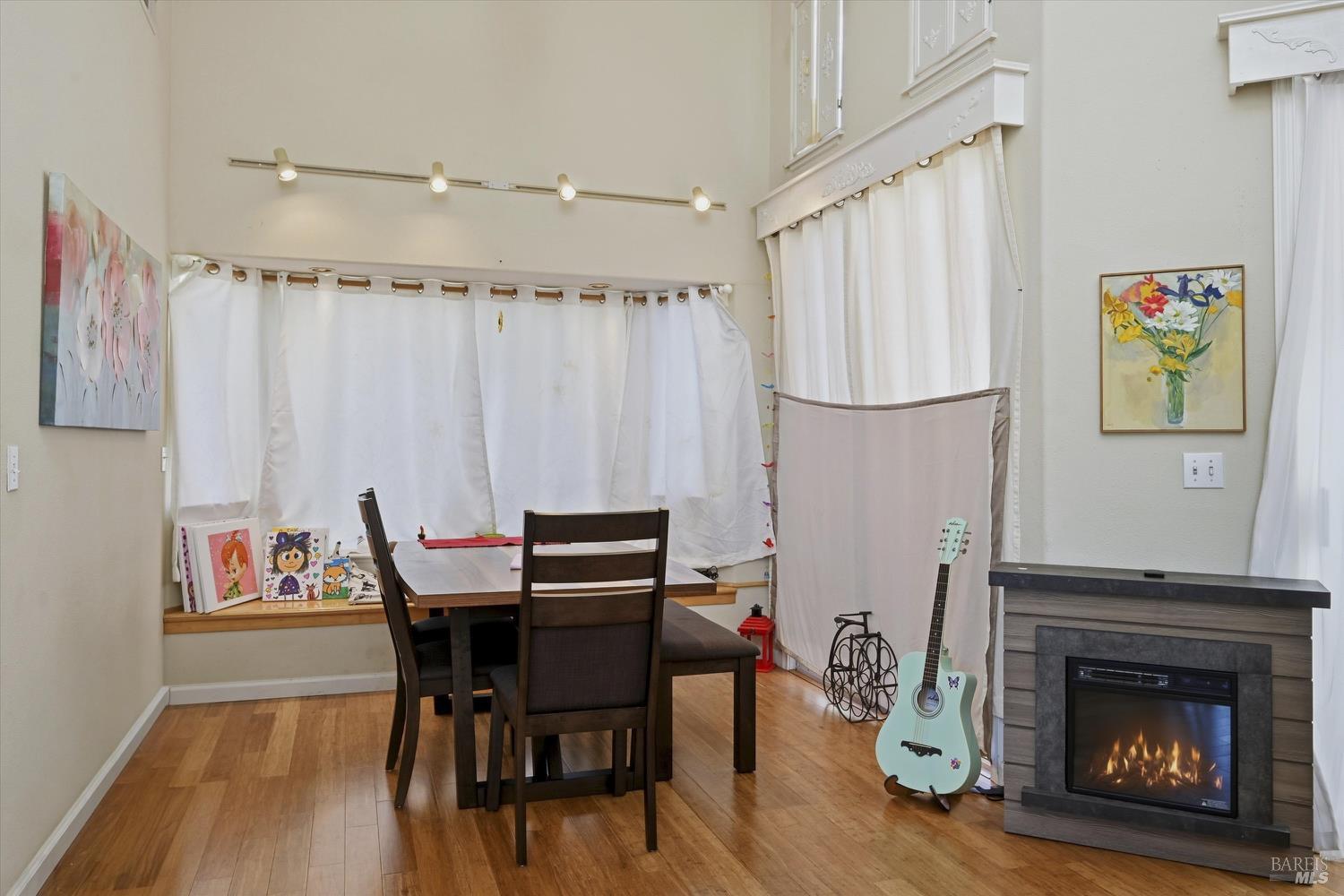 Detail Gallery Image 5 of 27 For 17905 Bunker Rd, Hidden Valley Lake,  CA 95467 - 3 Beds | 2/1 Baths