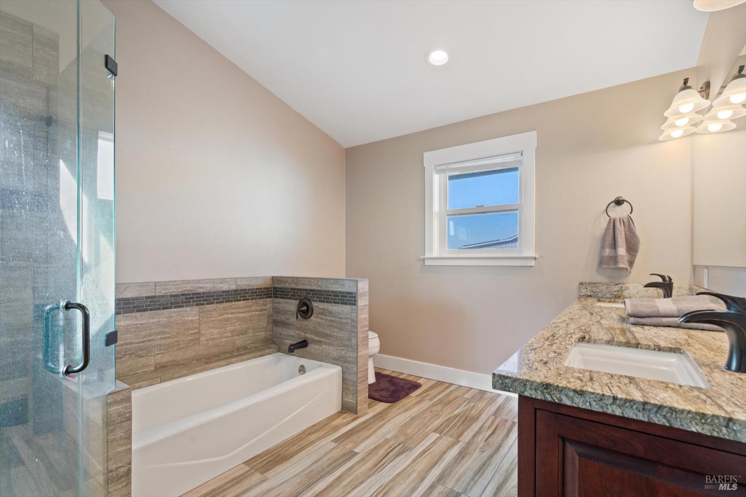 Detail Gallery Image 11 of 16 For 1647 Kerry Ln, Santa Rosa,  CA 95403 - 4 Beds | 2/1 Baths