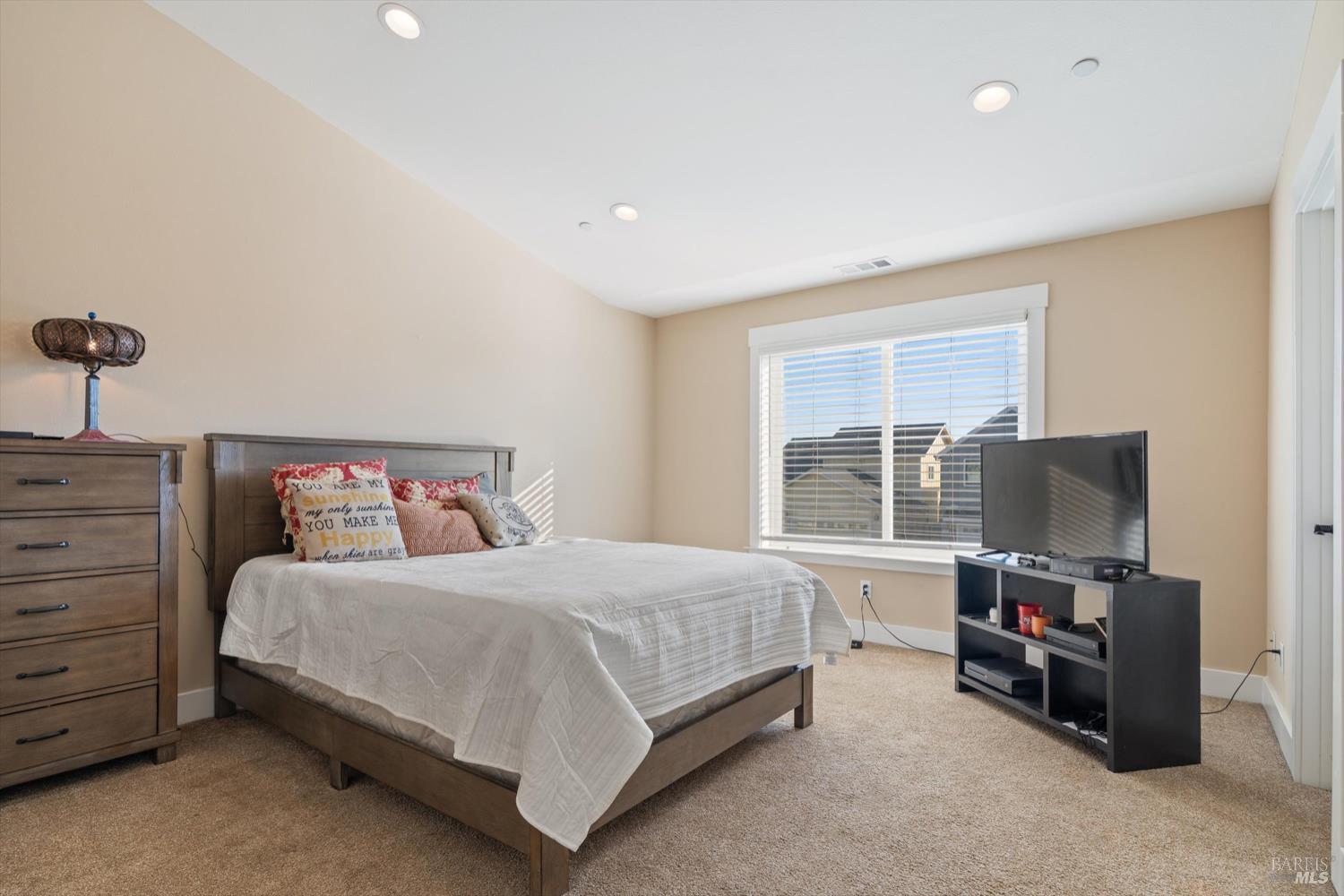 Detail Gallery Image 10 of 16 For 1647 Kerry Ln, Santa Rosa,  CA 95403 - 4 Beds | 2/1 Baths