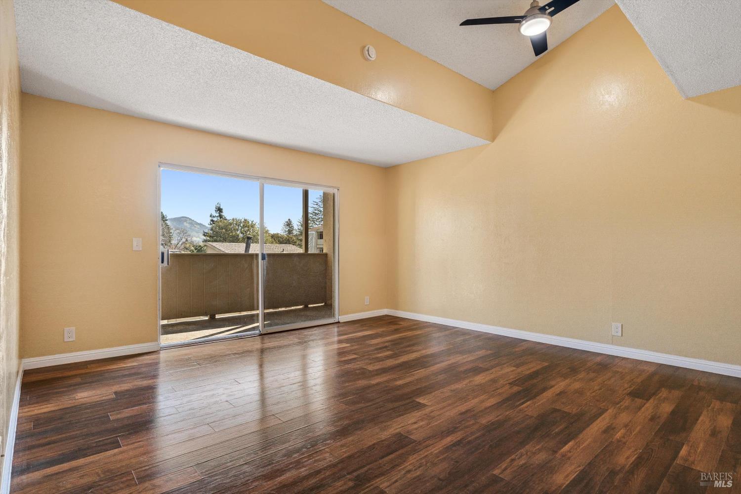 Detail Gallery Image 3 of 18 For 1370 Townview Ave #305,  Santa Rosa,  CA 95405 - 2 Beds | 1/1 Baths