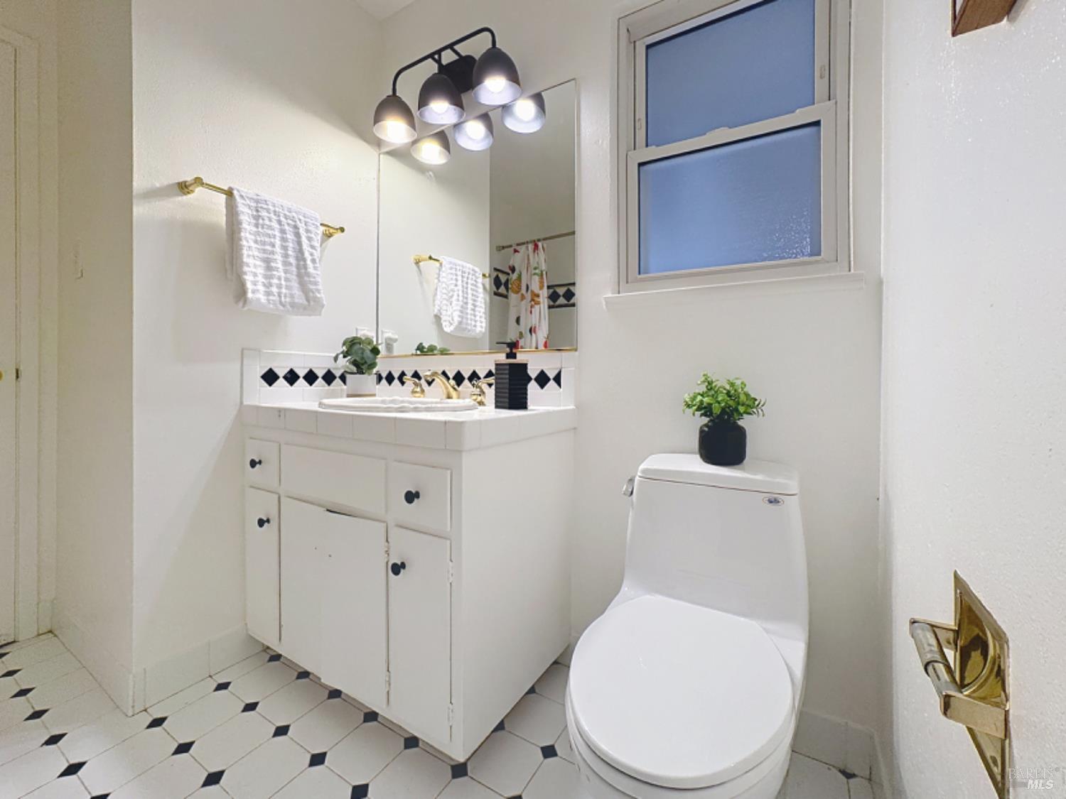 Detail Gallery Image 22 of 51 For 587 Tanbark Ter, San Rafael,  CA 94903 - 3 Beds | 2 Baths