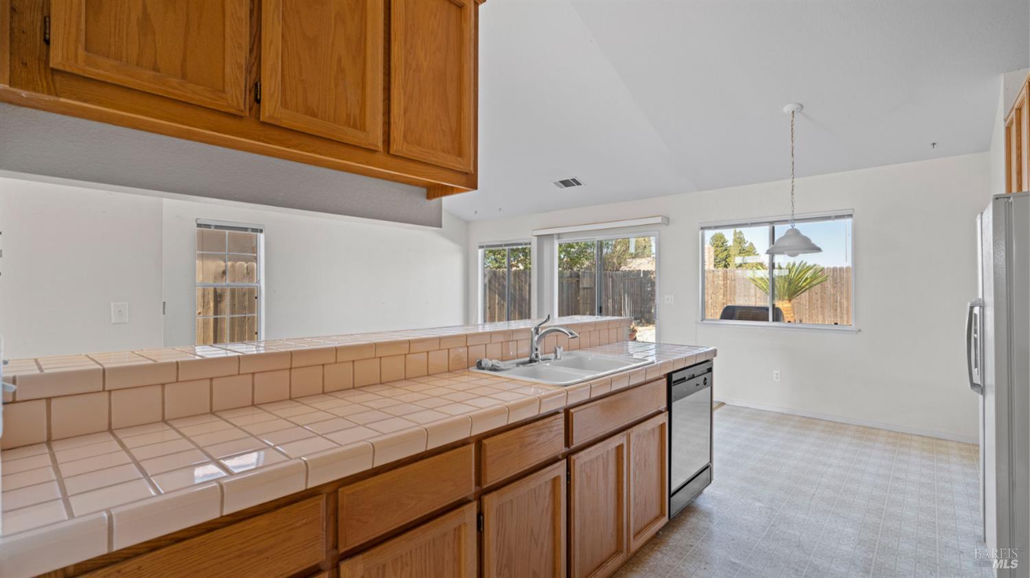 Detail Gallery Image 11 of 37 For 954 Iron Dr, Vacaville,  CA 95687 - 3 Beds | 2 Baths