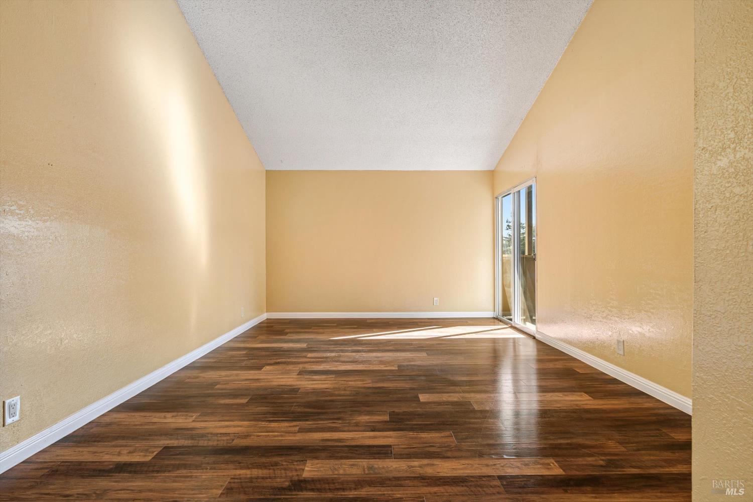 Detail Gallery Image 8 of 18 For 1370 Townview Ave #305,  Santa Rosa,  CA 95405 - 2 Beds | 1/1 Baths