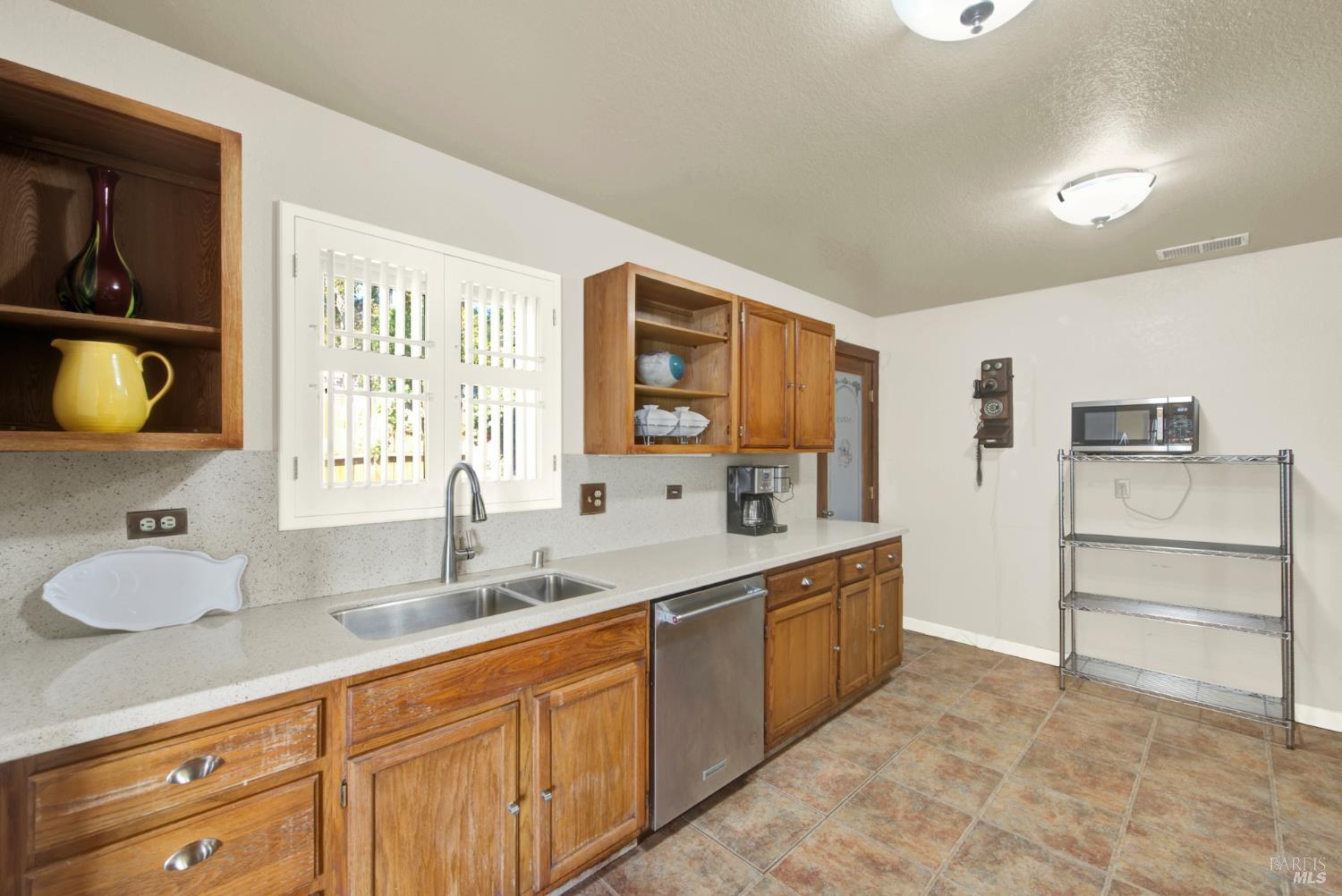 Detail Gallery Image 18 of 65 For 7937 Sunkist Dr, Oakland,  CA 94605 - 4 Beds | 3 Baths