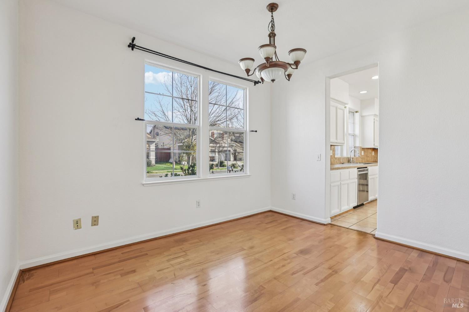 Detail Gallery Image 9 of 40 For 2623 Rosevine Ln, Santa Rosa,  CA 95407 - 4 Beds | 2/1 Baths