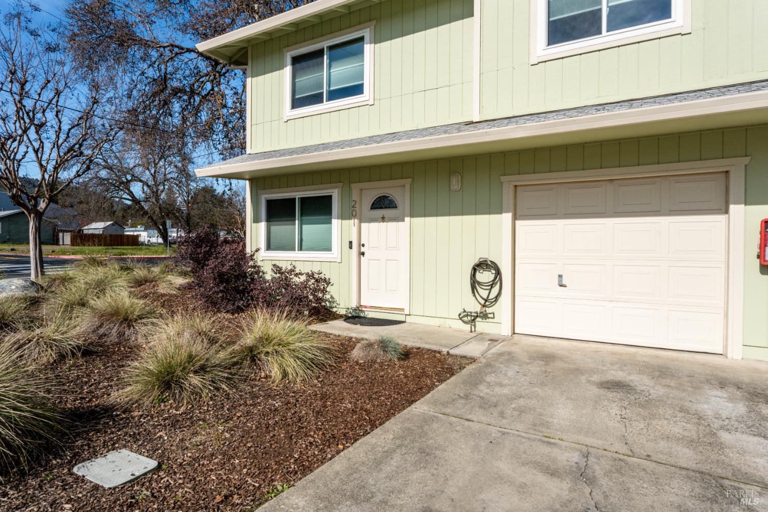 Detail Gallery Image 2 of 20 For 201 Main Cir, Ukiah,  CA 95482 - 3 Beds | 2 Baths