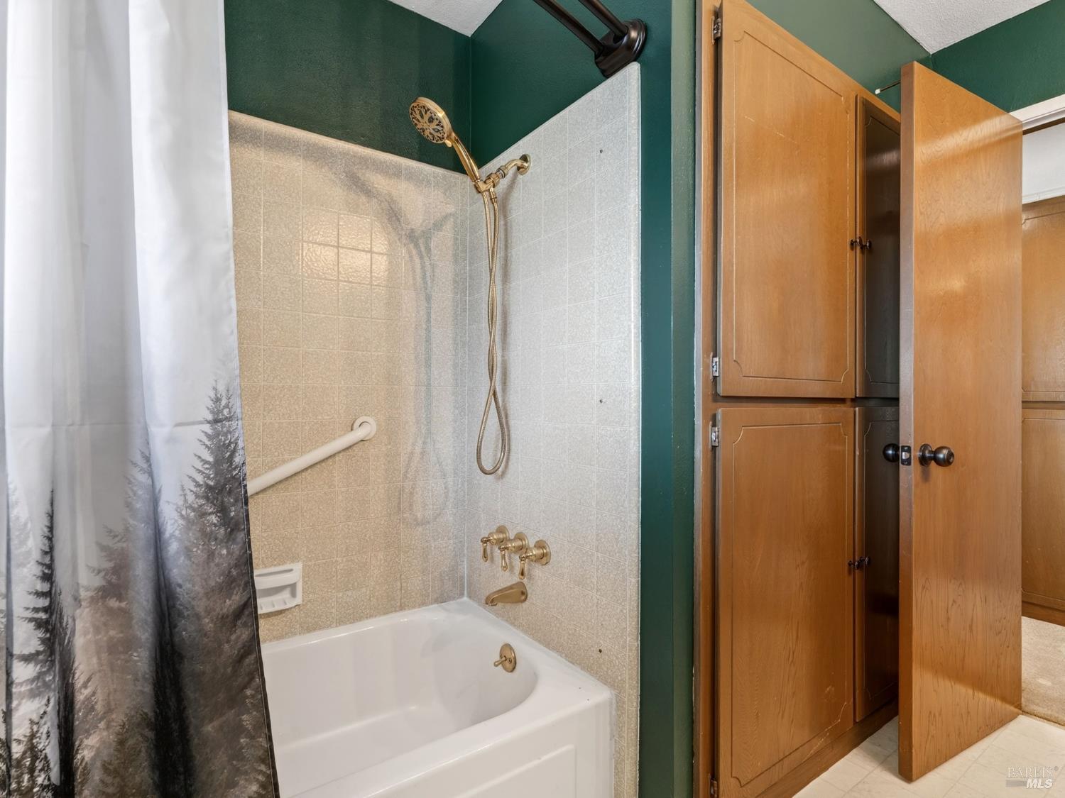 Detail Gallery Image 14 of 58 For 1790 Deerwood Dr, Ukiah,  CA 95482 - 3 Beds | 3 Baths