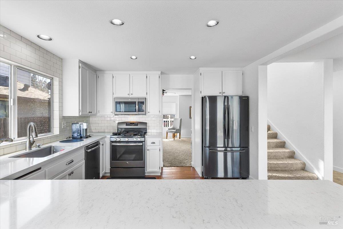 Detail Gallery Image 2 of 31 For 1705 Walnut Creek Dr, Santa Rosa,  CA 95403 - 4 Beds | 3 Baths