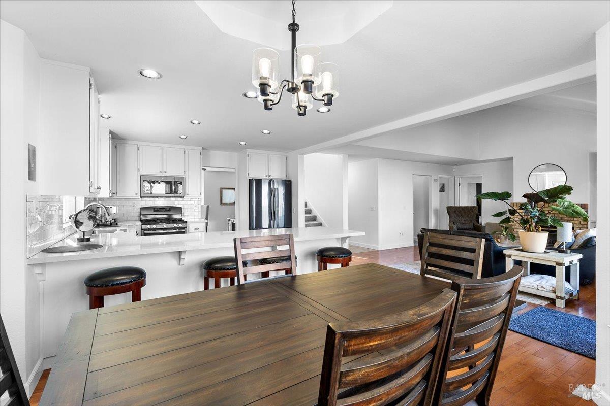 Detail Gallery Image 6 of 31 For 1705 Walnut Creek Dr, Santa Rosa,  CA 95403 - 4 Beds | 3 Baths