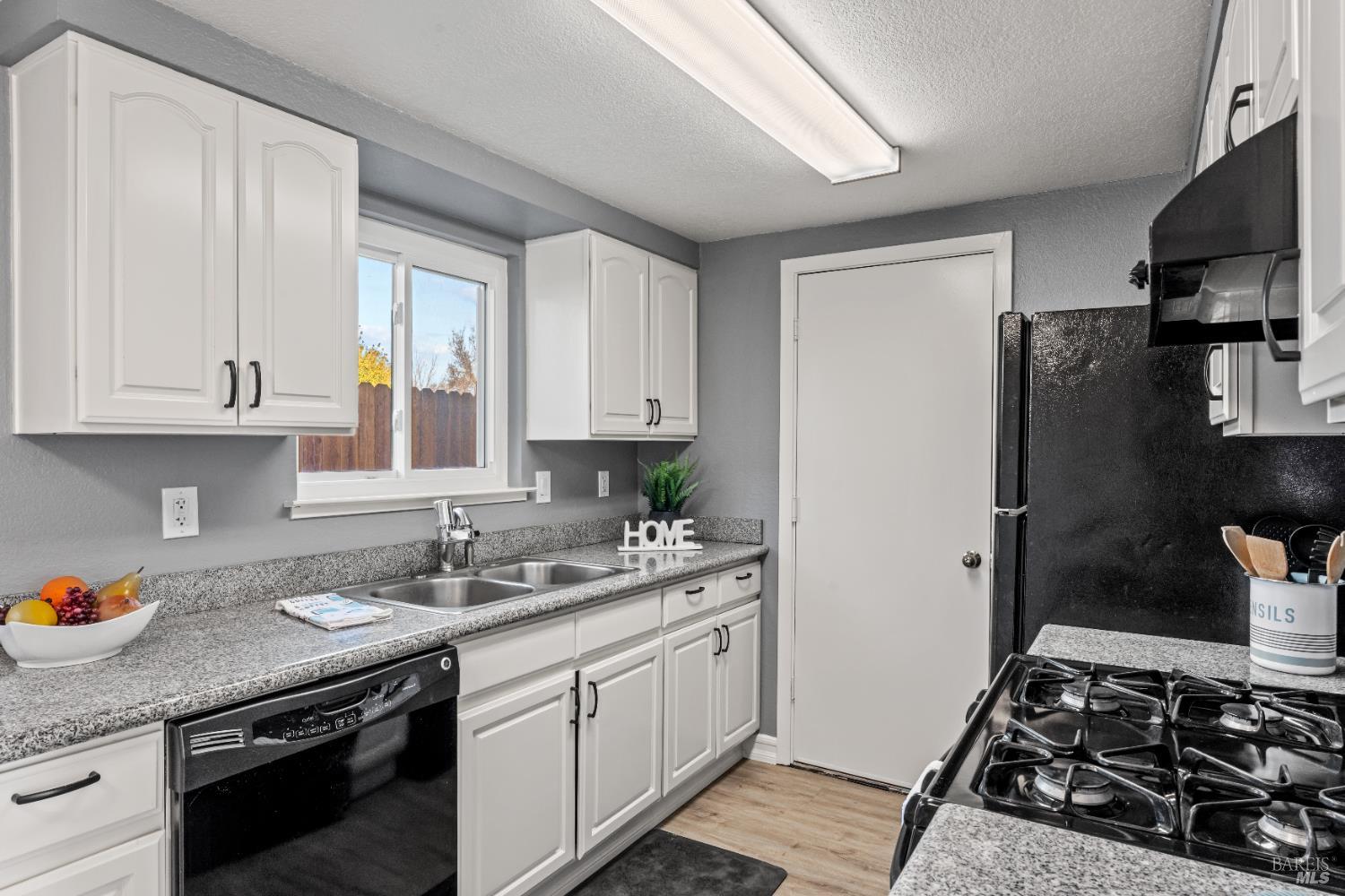 Detail Gallery Image 7 of 20 For 201 Main Cir, Ukiah,  CA 95482 - 3 Beds | 2 Baths