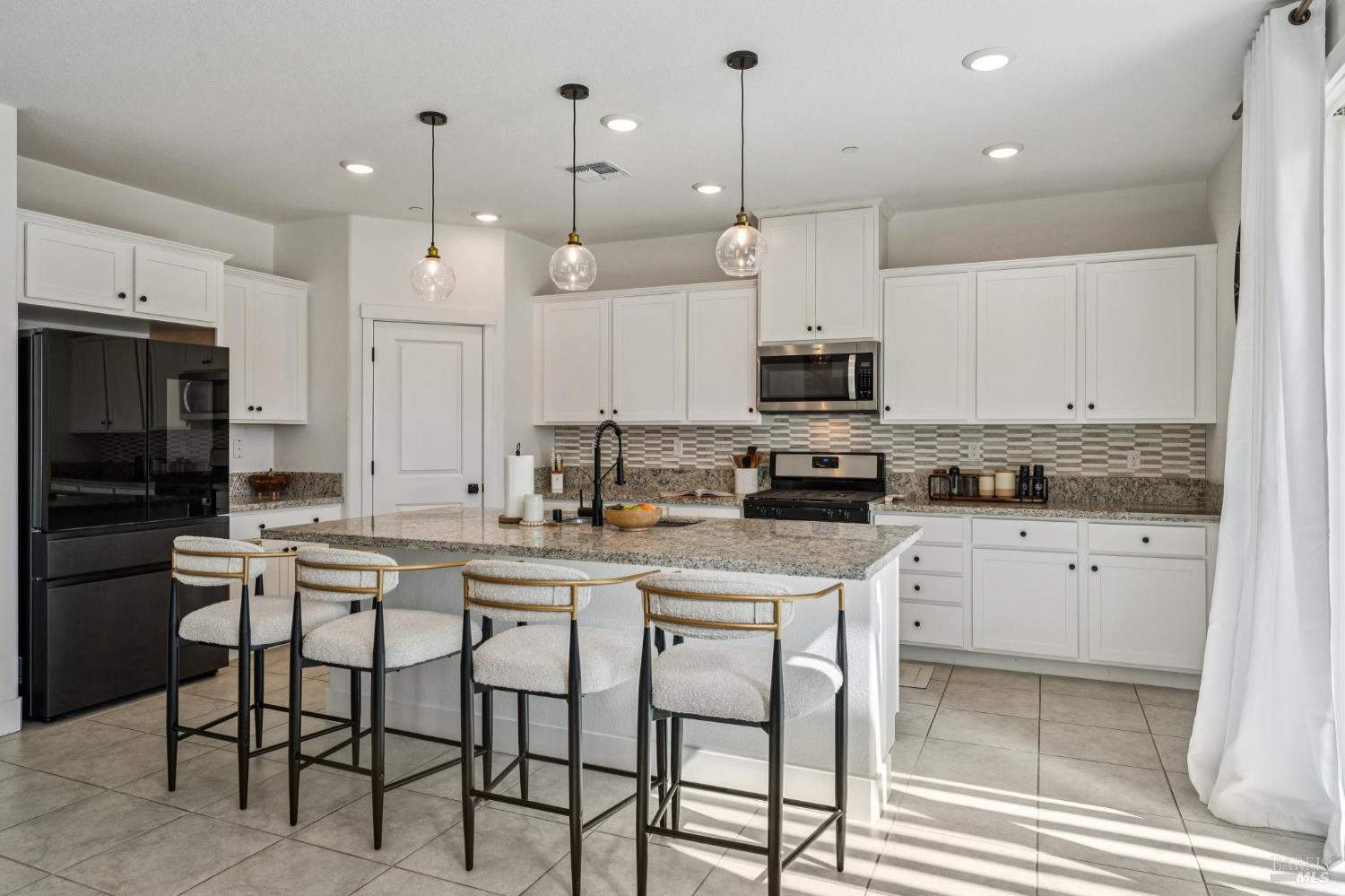 Detail Gallery Image 11 of 35 For 2915 Shaver St, Fairfield,  CA 94533 - 5 Beds | 3 Baths