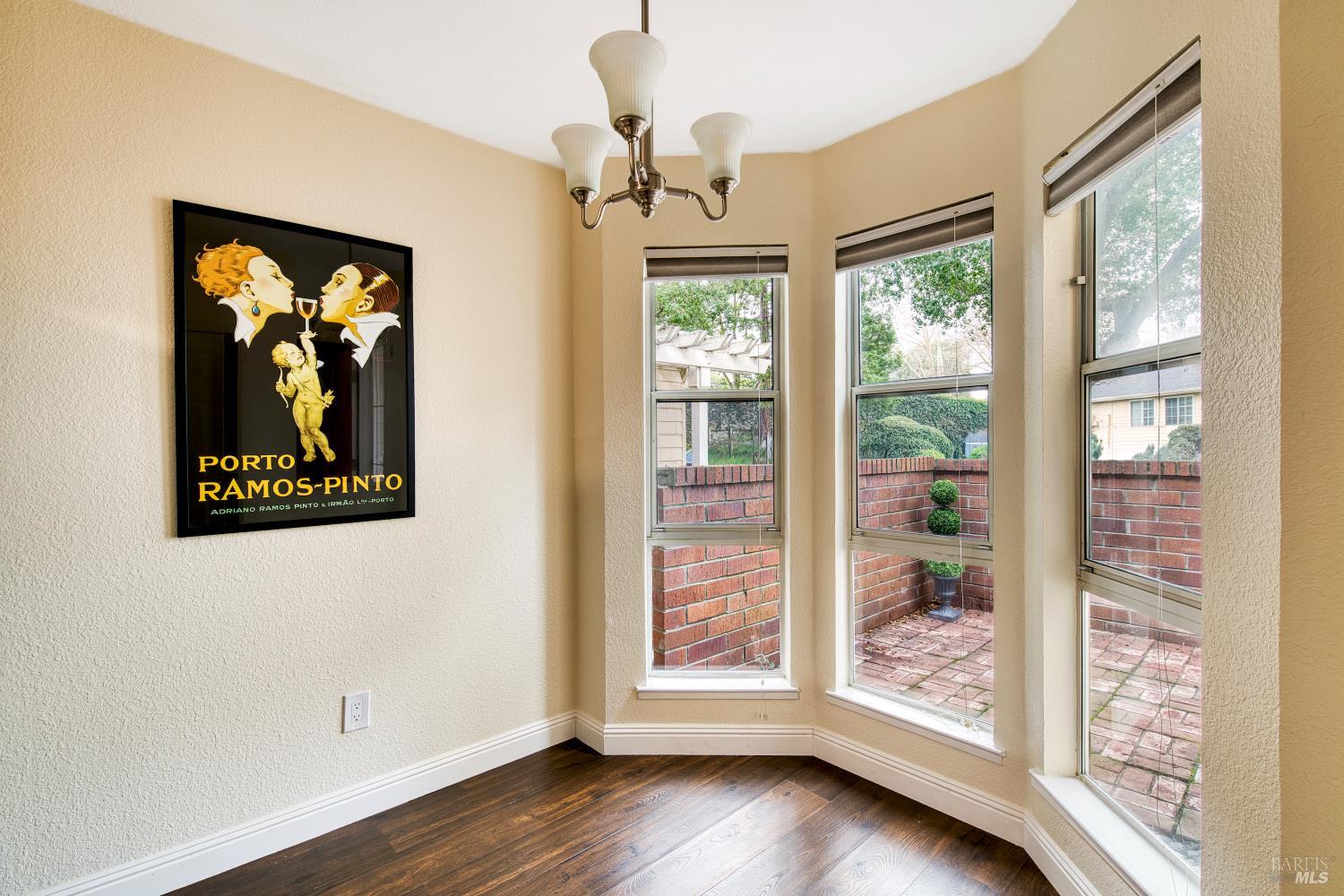 Detail Gallery Image 7 of 38 For 269 Hidden Creek Ct, Martinez,  CA 94553 - 2 Beds | 2/1 Baths