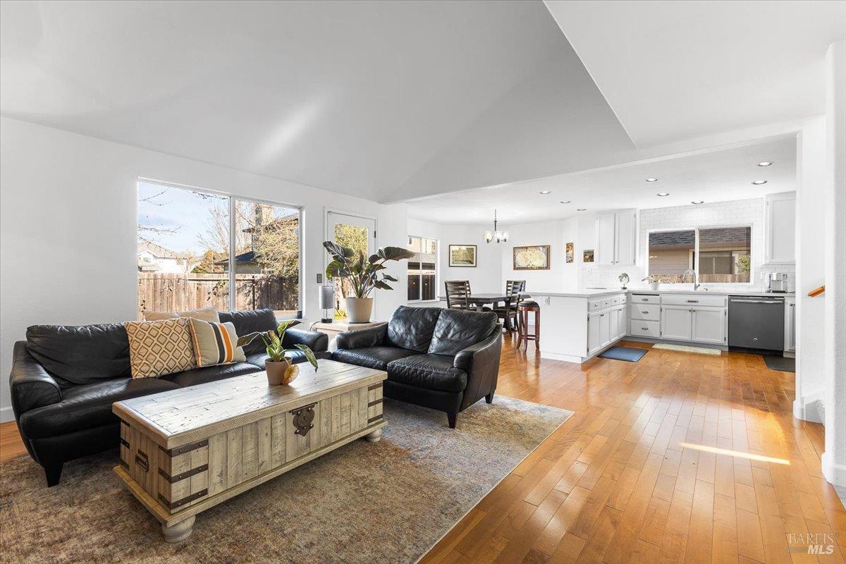 Detail Gallery Image 8 of 31 For 1705 Walnut Creek Dr, Santa Rosa,  CA 95403 - 4 Beds | 3 Baths