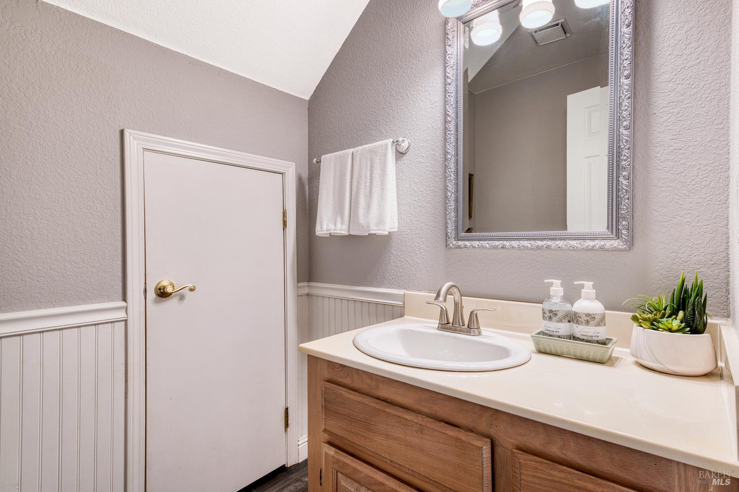 Detail Gallery Image 19 of 38 For 269 Hidden Creek Ct, Martinez,  CA 94553 - 2 Beds | 2/1 Baths