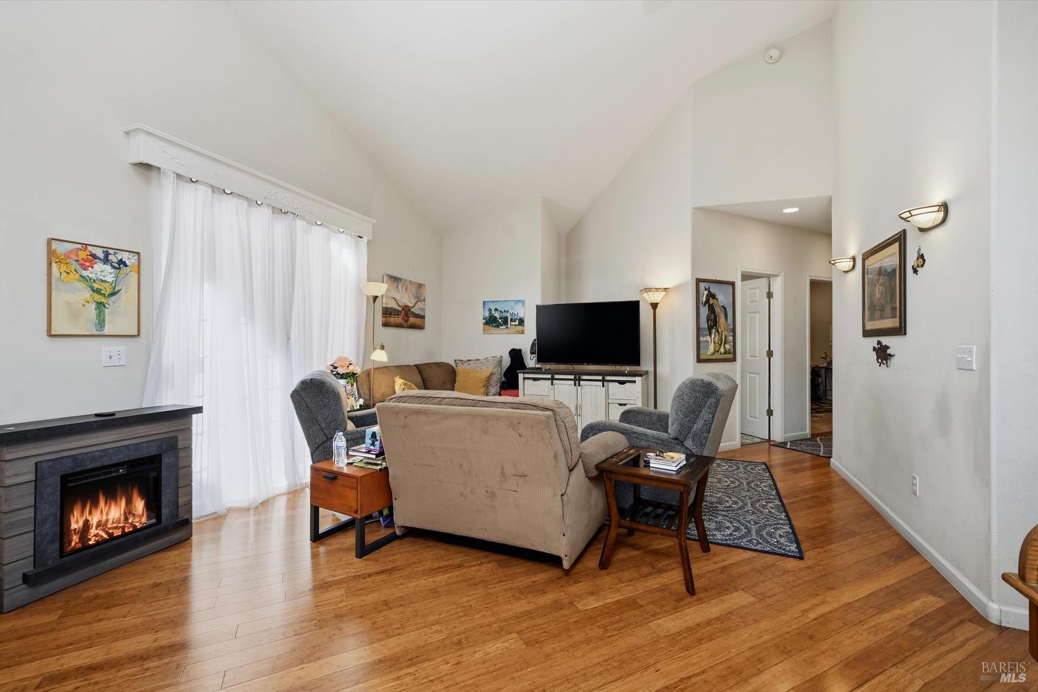 Detail Gallery Image 3 of 27 For 17905 Bunker Rd, Hidden Valley Lake,  CA 95467 - 3 Beds | 2/1 Baths