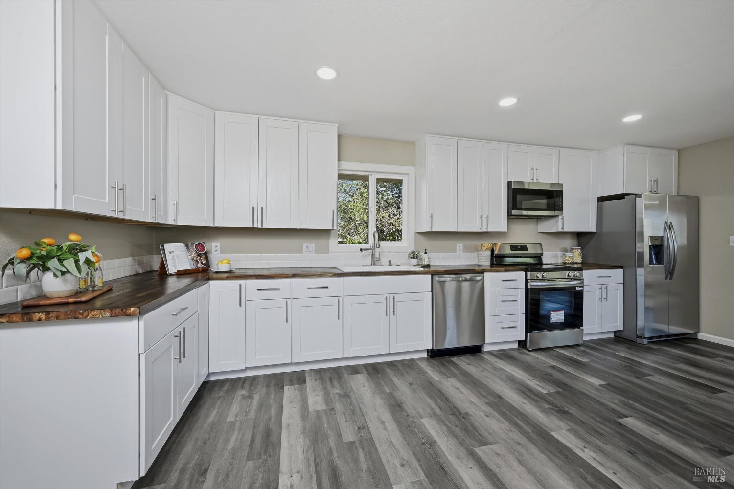 Detail Gallery Image 11 of 43 For 10496 Fairway Pl, Kelseyville,  CA 95451 - 3 Beds | 2 Baths