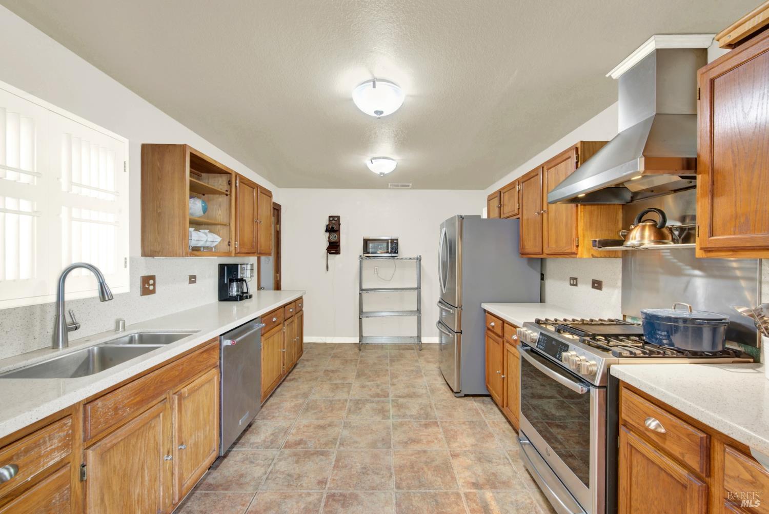 Detail Gallery Image 17 of 65 For 7937 Sunkist Dr, Oakland,  CA 94605 - 4 Beds | 3 Baths