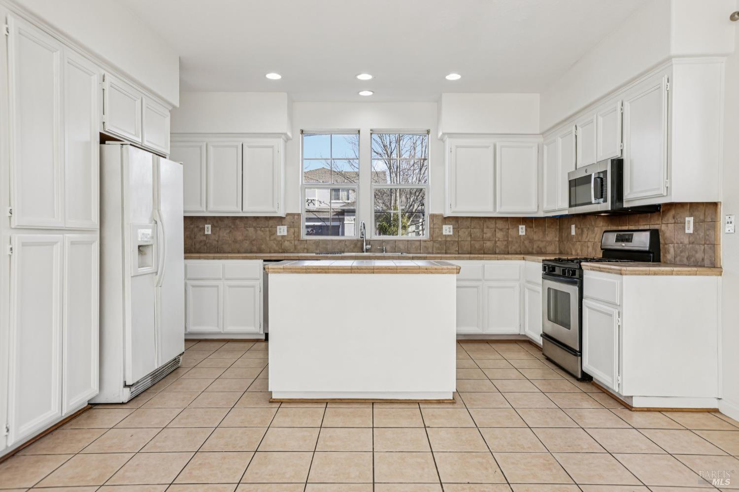 Detail Gallery Image 10 of 40 For 2623 Rosevine Ln, Santa Rosa,  CA 95407 - 4 Beds | 2/1 Baths