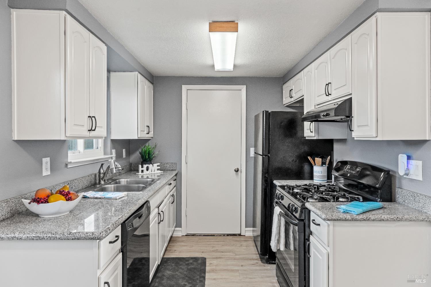 Detail Gallery Image 6 of 20 For 201 Main Cir, Ukiah,  CA 95482 - 3 Beds | 2 Baths