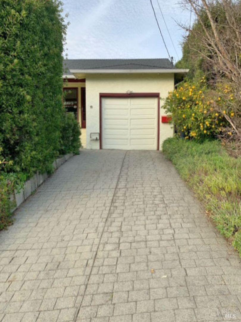 Detail Gallery Image 2 of 27 For 11 Alta Vista Ave #11,  Mill Valley,  CA 94941 - 2 Beds | 1 Baths