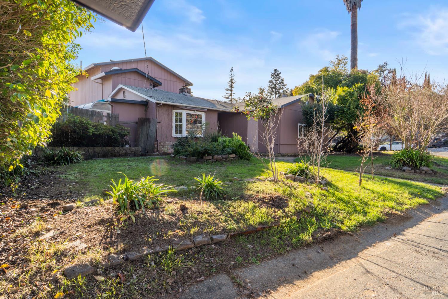 Detail Gallery Image 3 of 26 For 1051 Vassar Dr, Napa,  CA 94558 - 4 Beds | 3 Baths