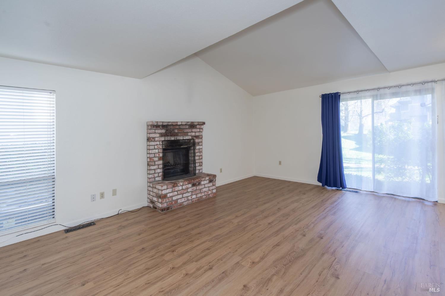 Detail Gallery Image 5 of 34 For 2791 Mcbride Ln #148,  Santa Rosa,  CA 95403 - 2 Beds | 1/1 Baths