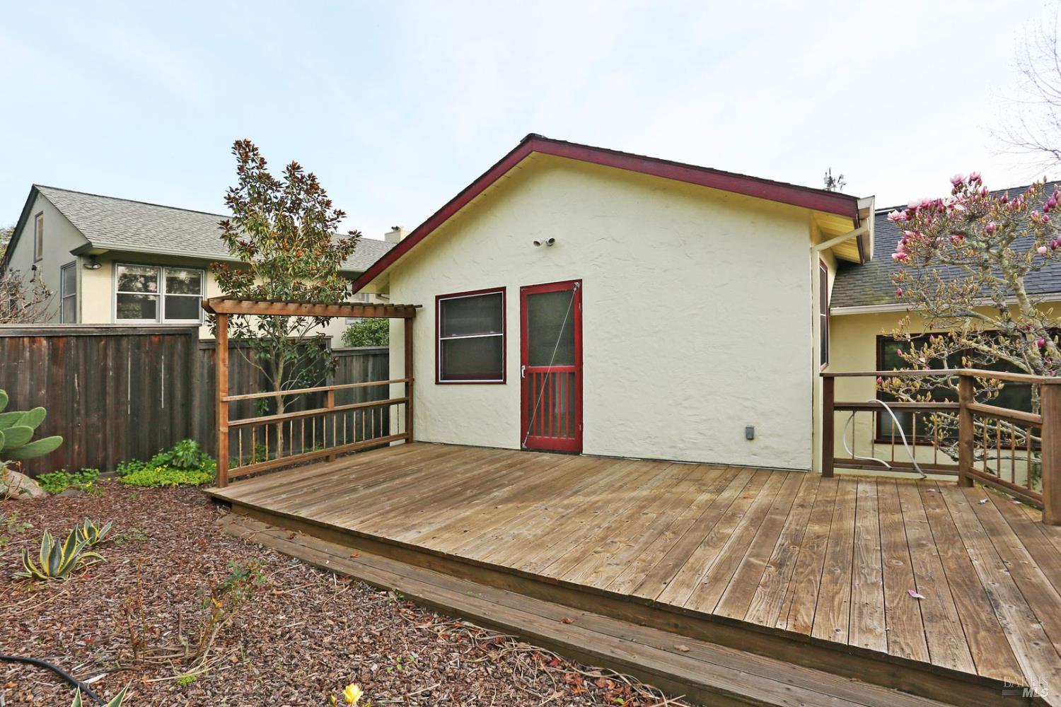 Detail Gallery Image 6 of 27 For 11 Alta Vista Ave #11,  Mill Valley,  CA 94941 - 2 Beds | 1 Baths