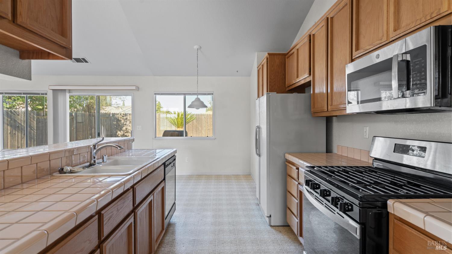 Detail Gallery Image 10 of 37 For 954 Iron Dr, Vacaville,  CA 95687 - 3 Beds | 2 Baths