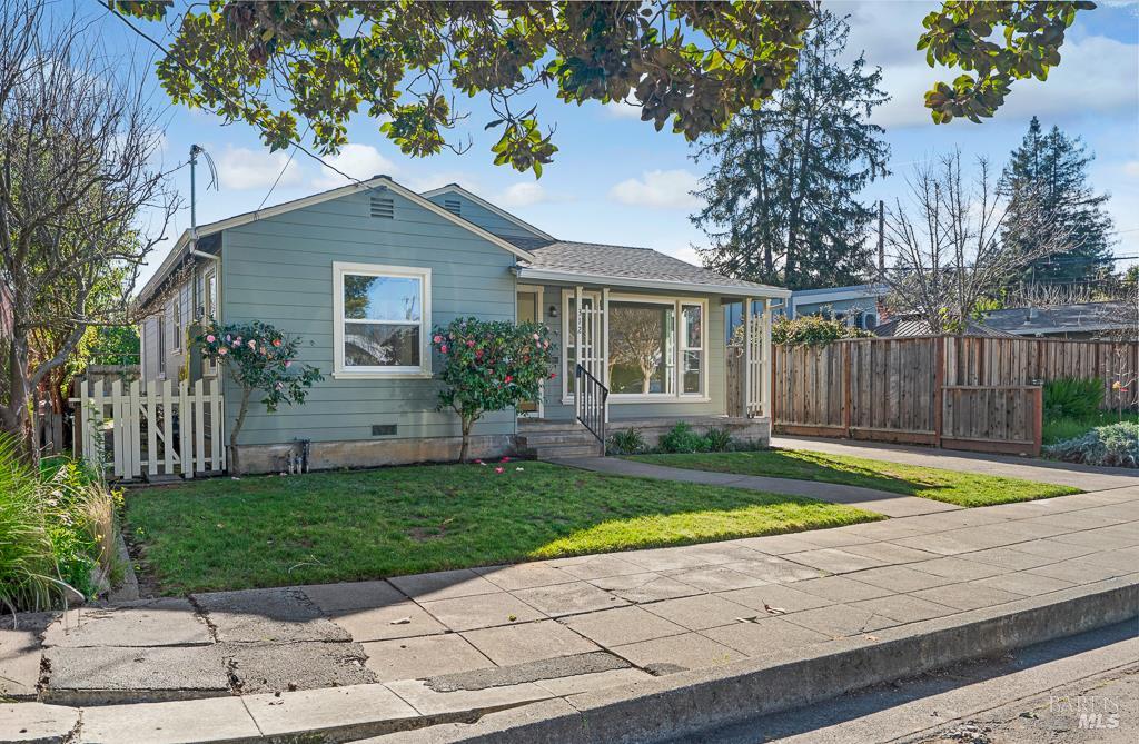 Detail Gallery Image 2 of 28 For 312 Benton St, Santa Rosa,  CA 95401 - 3 Beds | 2 Baths