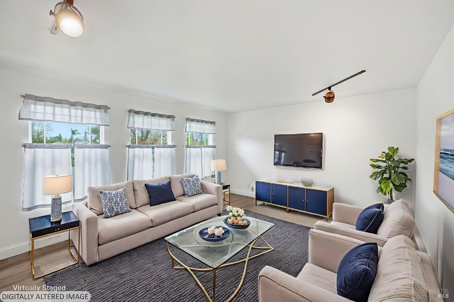 Detail Gallery Image 8 of 53 For 203 Cockrobin Ave, Windsor,  CA 95492 - 4 Beds | 2 Baths