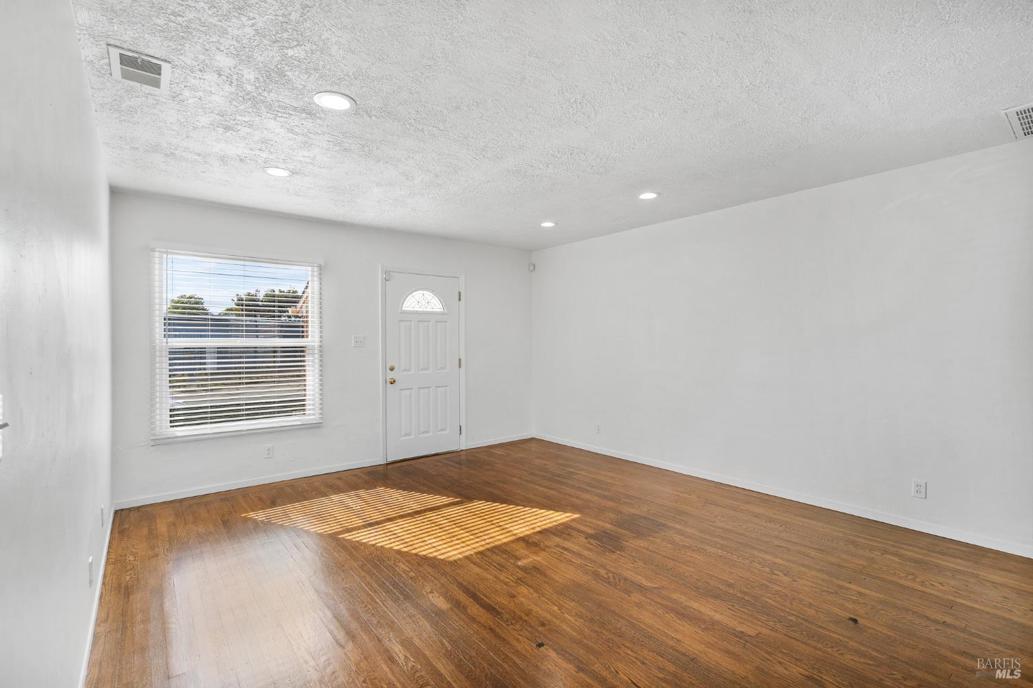 Detail Gallery Image 6 of 26 For 458 Spring St, Richmond,  CA 94804 - 2 Beds | 1 Baths