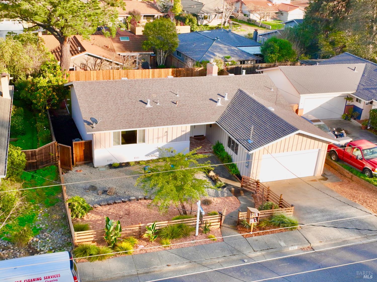 Detail Gallery Image 3 of 51 For 587 Tanbark Ter, San Rafael,  CA 94903 - 3 Beds | 2 Baths