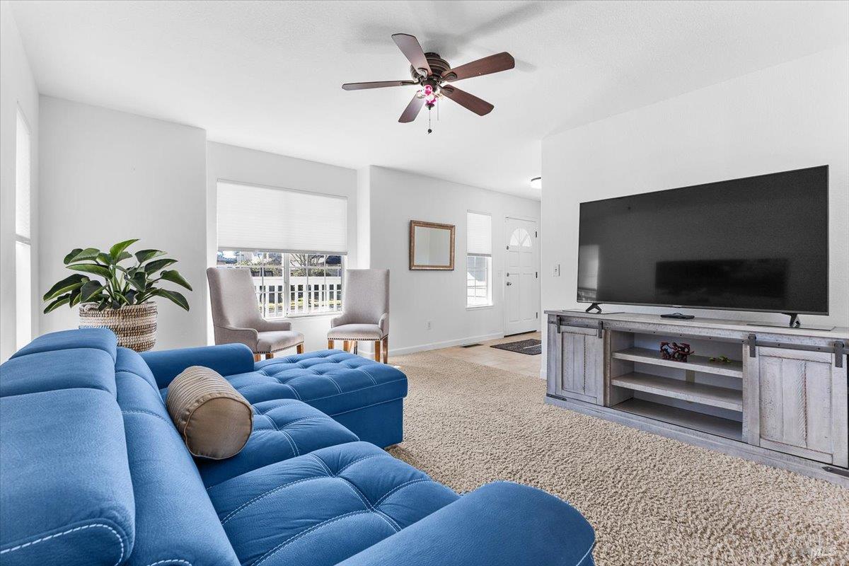 Detail Gallery Image 4 of 31 For 1705 Walnut Creek Dr, Santa Rosa,  CA 95403 - 4 Beds | 3 Baths