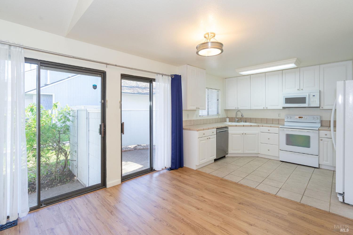 Detail Gallery Image 8 of 34 For 2791 Mcbride Ln #148,  Santa Rosa,  CA 95403 - 2 Beds | 1/1 Baths