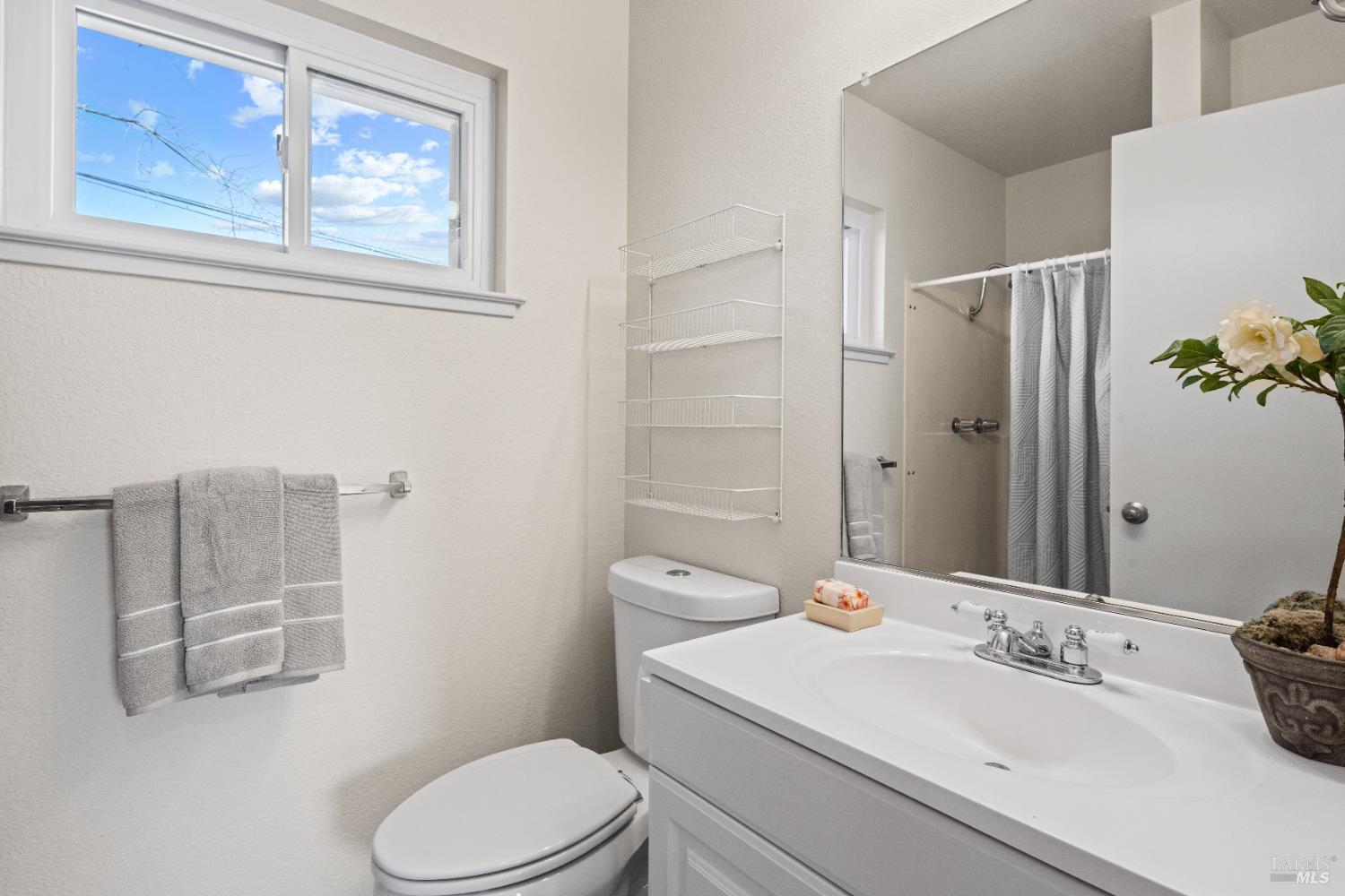 Detail Gallery Image 11 of 20 For 201 Main Cir, Ukiah,  CA 95482 - 3 Beds | 2 Baths