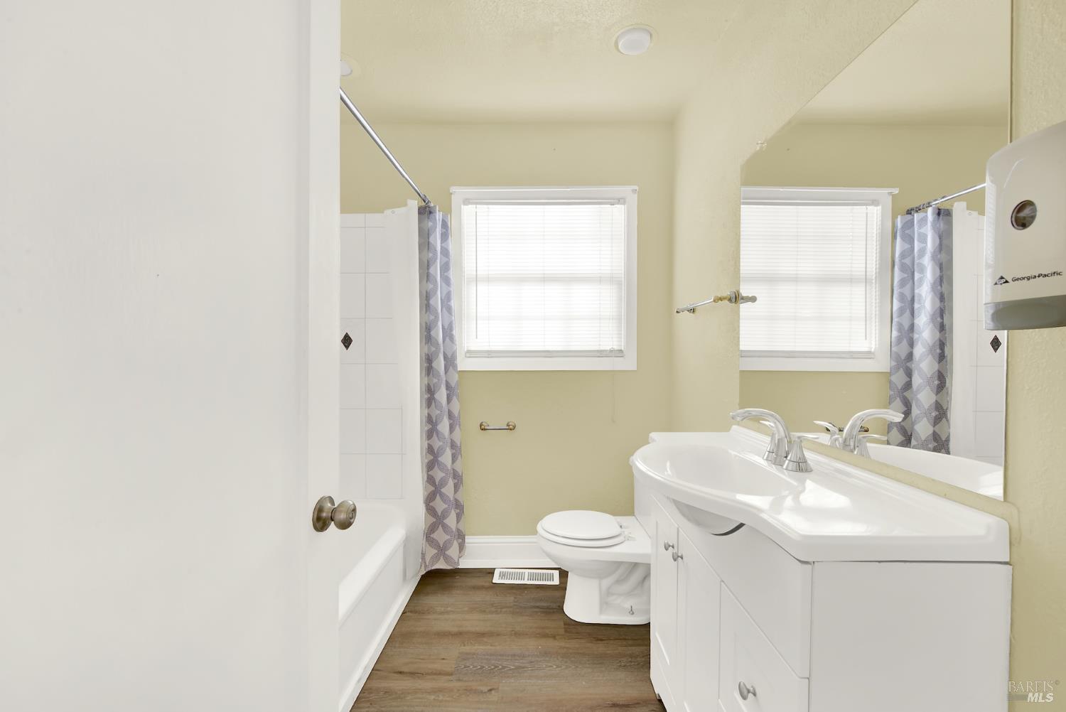 Detail Gallery Image 21 of 40 For 7608 Arthur St, Oakland,  CA 94605 - 3 Beds | 2 Baths