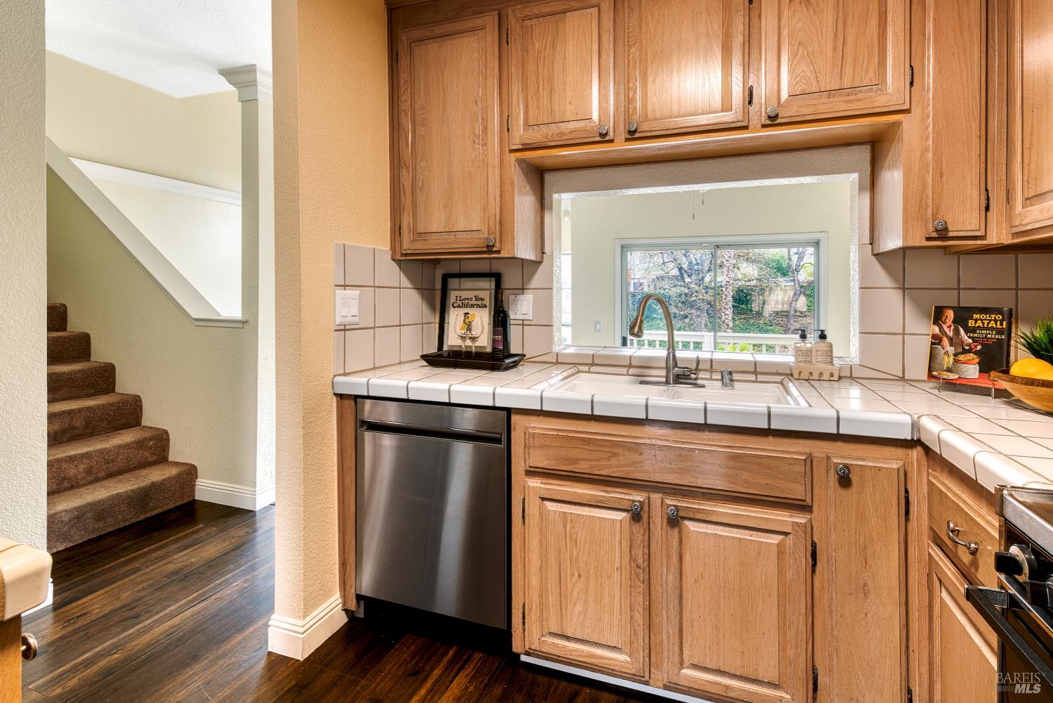 Detail Gallery Image 10 of 38 For 269 Hidden Creek Ct, Martinez,  CA 94553 - 2 Beds | 2/1 Baths