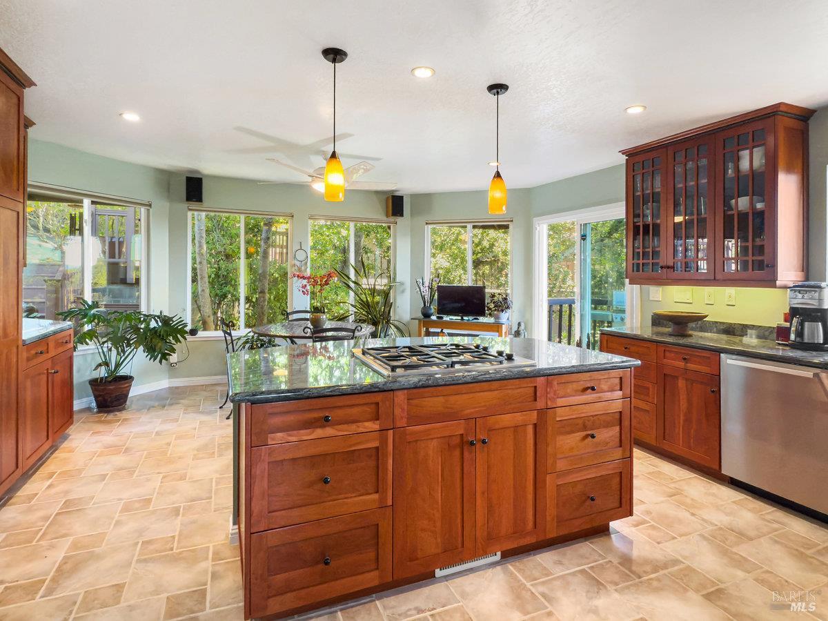 Detail Gallery Image 14 of 41 For 119 Oakmont Ave, San Rafael,  CA 94901 - 4 Beds | 3/1 Baths