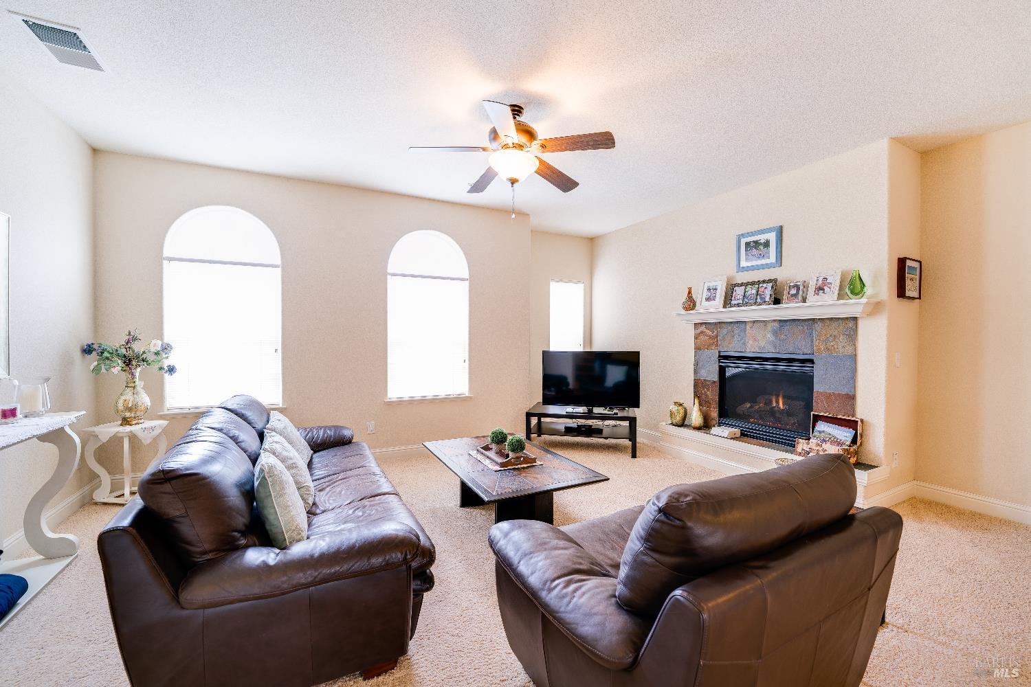 Detail Gallery Image 5 of 13 For 185 Johnson St, Windsor,  CA 95492 - 3 Beds | 2/1 Baths