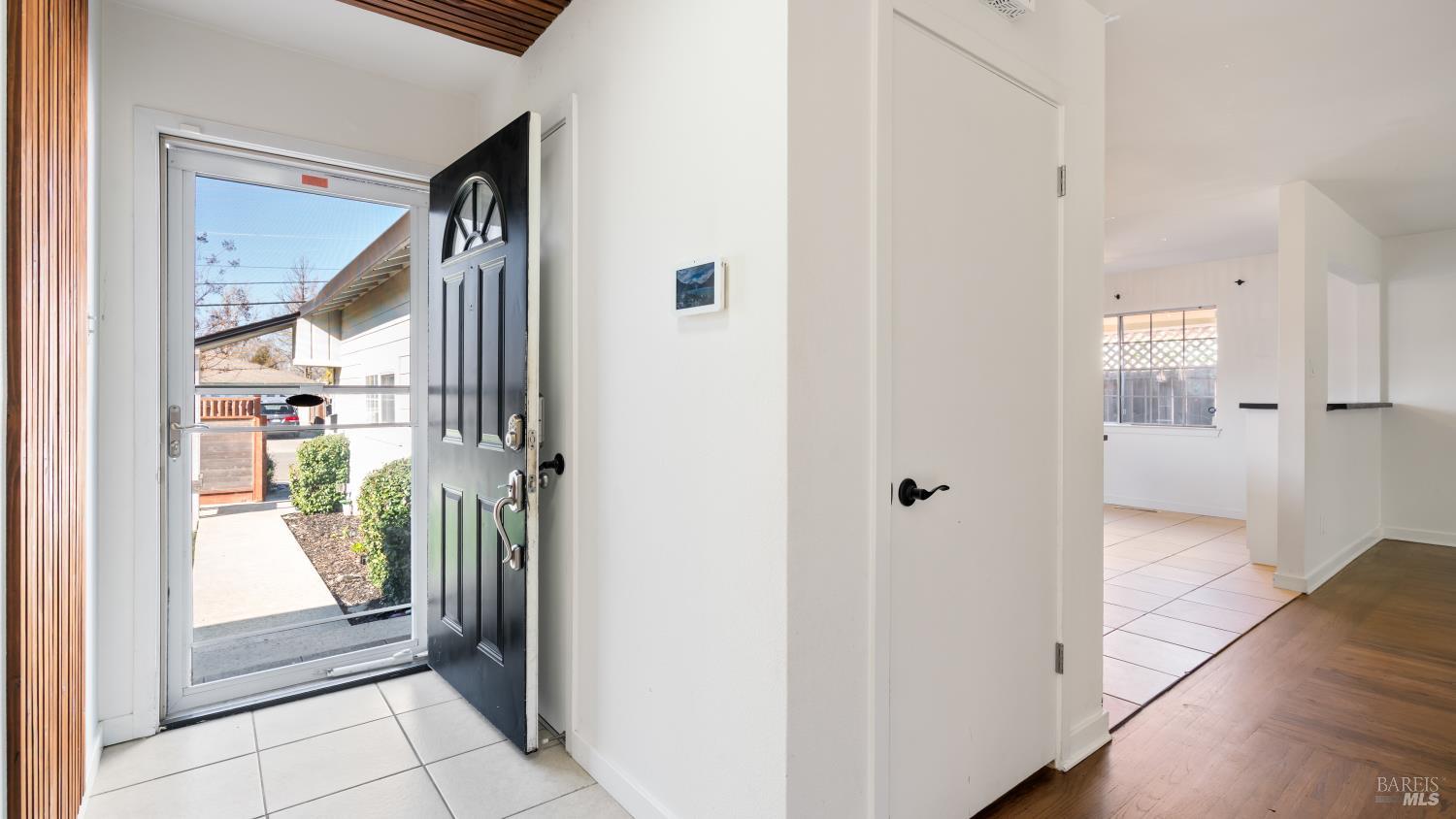 Detail Gallery Image 4 of 20 For 4020 Sacramento Ave, Santa Rosa,  CA 95405 - 3 Beds | 2 Baths