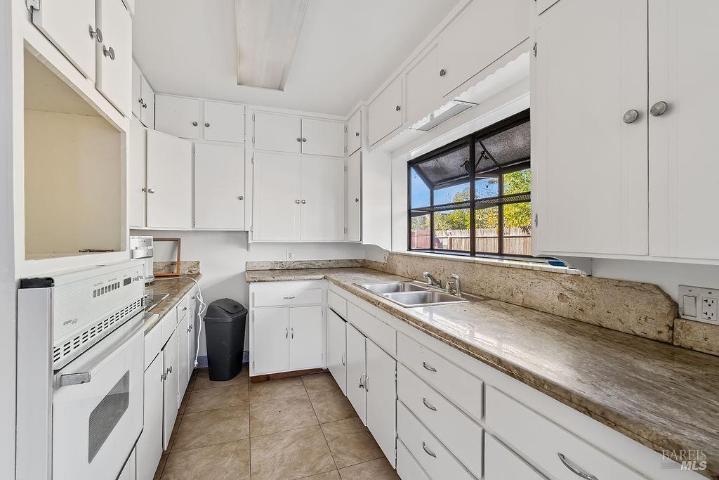 Detail Gallery Image 10 of 19 For 2050 Marlow Rd, Santa Rosa,  CA 95403 - 7 Beds | 3/1 Baths