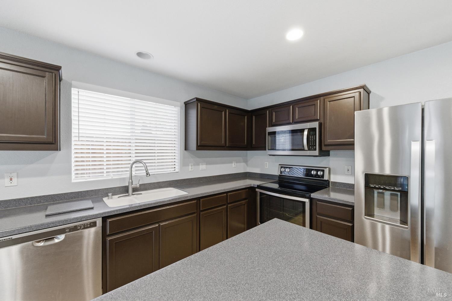 Detail Gallery Image 11 of 59 For 4595 Avondale Cir, Fairfield,  CA 94533 - 5 Beds | 2/1 Baths