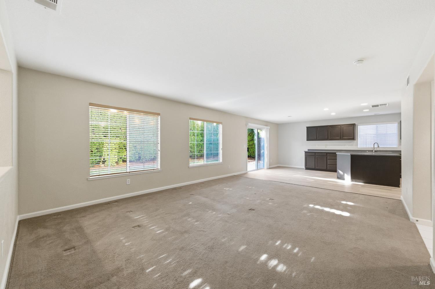 Detail Gallery Image 14 of 59 For 4595 Avondale Cir, Fairfield,  CA 94533 - 5 Beds | 2/1 Baths