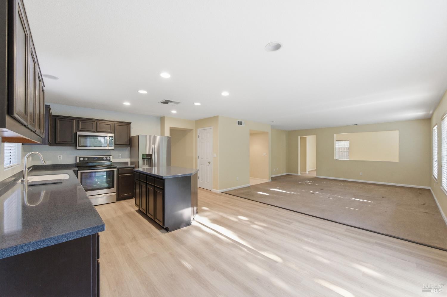Detail Gallery Image 9 of 59 For 4595 Avondale Cir, Fairfield,  CA 94533 - 5 Beds | 2/1 Baths