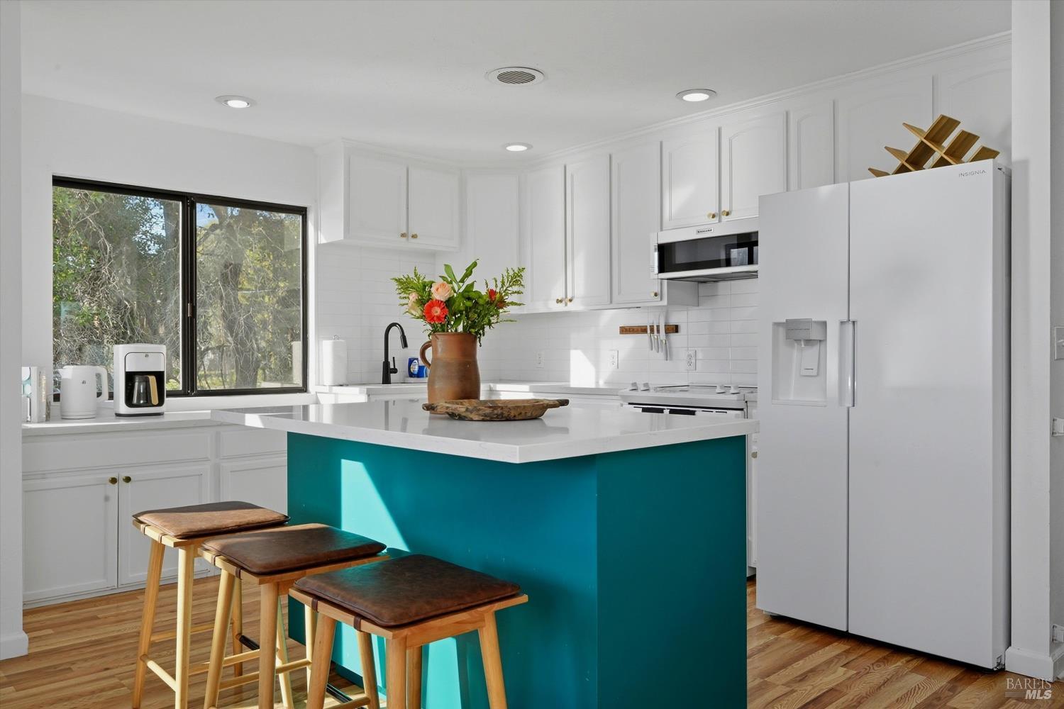 Detail Gallery Image 9 of 55 For 10727 E Highway 20 Unkn, Clearlake Oaks,  CA 95423 - 3 Beds | 3 Baths